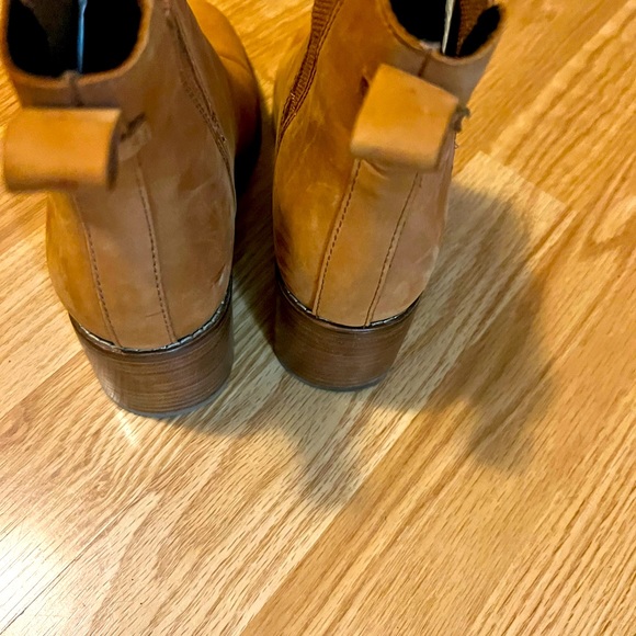 Toms size 7 women’s boots with heel. Tan colour - Picture 3 of 7